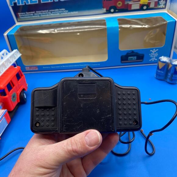 LUCKY TOYS - HONG KONG - VINTAGE PLASTIC -BATTERY OPERATED FIRE TRUCK NO.2077 - Picture 8 of 12